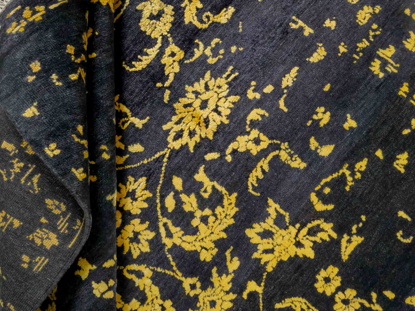 Handgeknüpfter Damask Orientteppich von Khademi aus Wolle mit Viskose, schwarz, gold. Modernes Vintage-Design. Von Hand geknüpft in Indien. Größe: 206x149cm. Teppichnummer: KB4-1625. Verkauf durch Jupiter Intl.