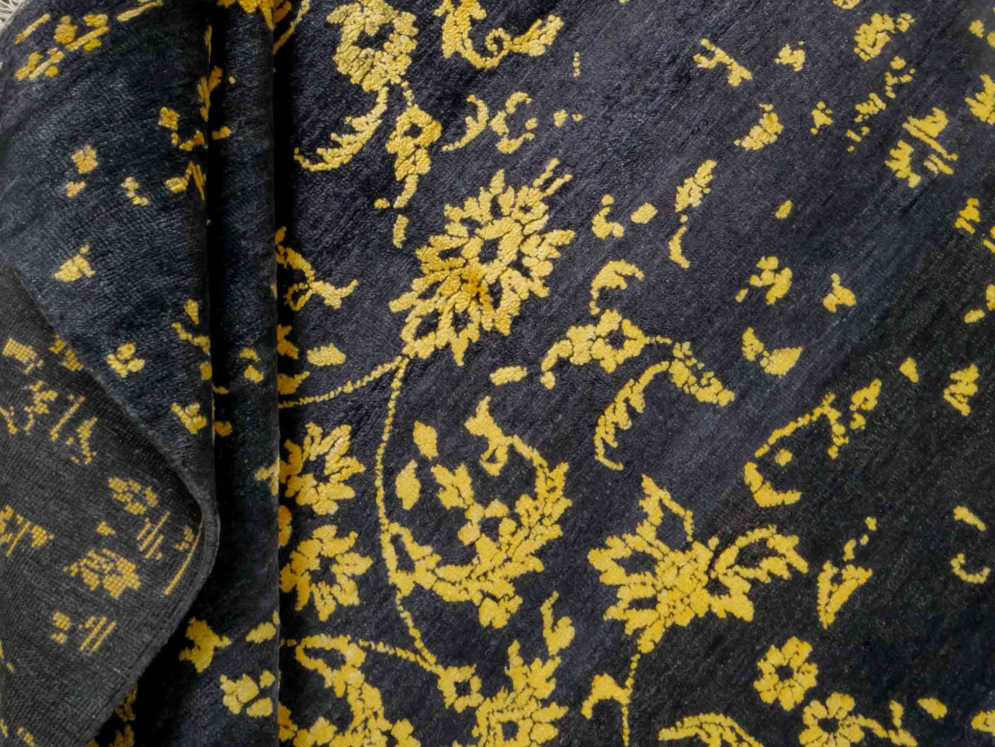 Handgeknüpfter Damask Orientteppich von Khademi aus Wolle mit Viskose, schwarz, gold. Modernes Vintage-Design. Von Hand geknüpft in Indien. Größe: 206x149cm. Teppichnummer: KB4-1625. Verkauf durch Jupiter Intl.