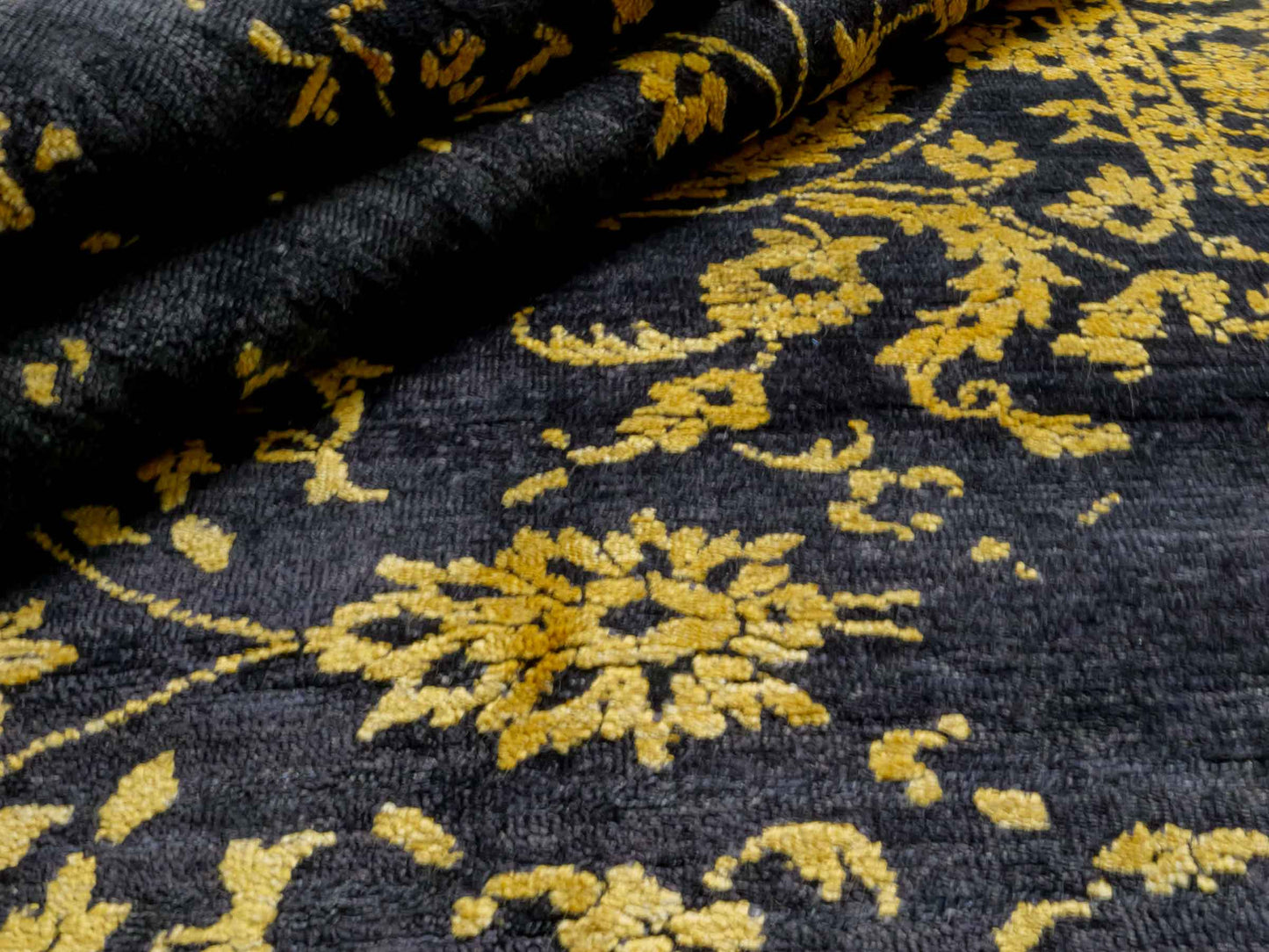 Handgeknüpfter Damask Orientteppich von Khademi aus Wolle mit Viskose, schwarz, gold. Modernes Vintage-Design. Von Hand geknüpft in Indien. Größe: 206x149cm. Teppichnummer: KB4-1625. Verkauf durch Jupiter Intl.