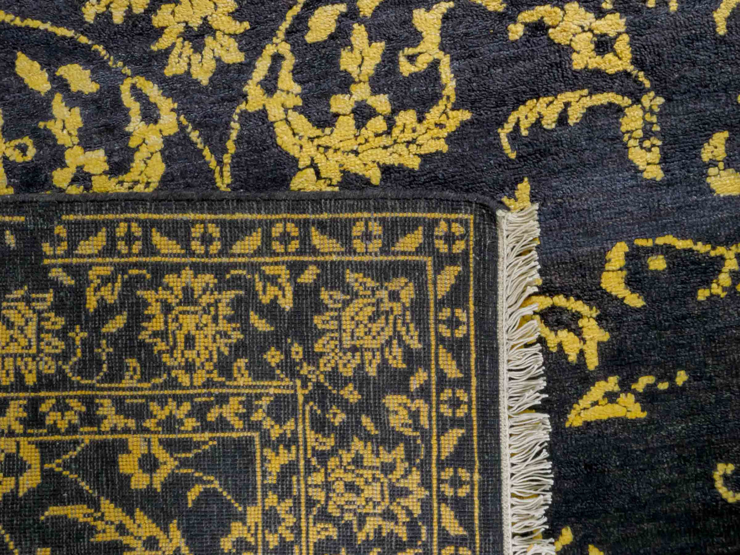 Handgeknüpfter Damask Orientteppich von Khademi aus Wolle mit Viskose, schwarz, gold. Modernes Vintage-Design. Von Hand geknüpft in Indien. Größe: 206x149cm. Teppichnummer: KB4-1625. Verkauf durch Jupiter Intl.