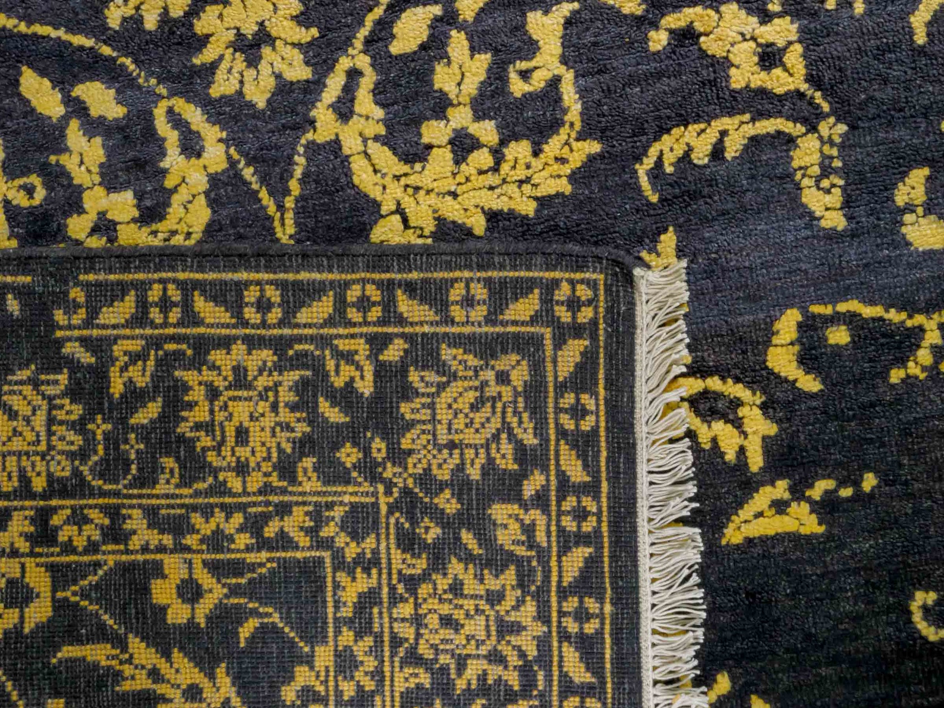 Handgeknüpfter Damask Orientteppich von Khademi aus Wolle mit Viskose, schwarz, gold. Modernes Vintage-Design. Von Hand geknüpft in Indien. Größe: 206x149cm. Teppichnummer: KB4-1625. Verkauf durch Jupiter Intl.