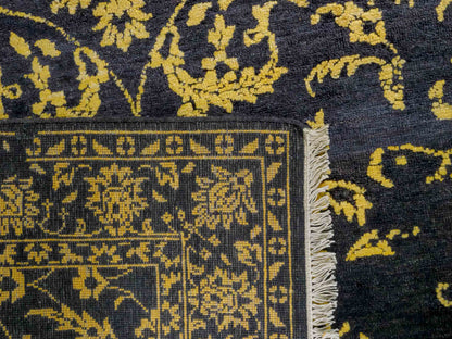 Handgeknüpfter Damask Orientteppich von Khademi aus Wolle mit Viskose, schwarz, gold. Modernes Vintage-Design. Von Hand geknüpft in Indien. Größe: 206x149cm. Teppichnummer: KB4-1625. Verkauf durch Jupiter Intl.