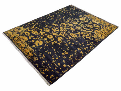 Handgeknüpfter Damask Orientteppich von Khademi aus Wolle mit Viskose, schwarz, gold. Modernes Vintage-Design. Von Hand geknüpft in Indien. Größe: 206x149cm. Teppichnummer: KB4-1625. Verkauf durch Jupiter Intl.