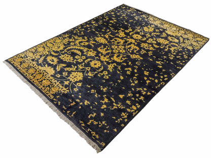 Handgeknüpfter Damask Orientteppich von Khademi aus Wolle mit Viskose, schwarz, gold. Modernes Vintage-Design. Von Hand geknüpft in Indien. Größe: 206x149cm. Teppichnummer: KB4-1625. Verkauf durch Jupiter Intl.