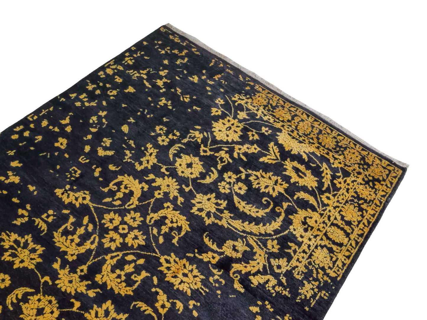 Handgeknüpfter Damask Orientteppich von Khademi aus Wolle mit Viskose, schwarz, gold. Modernes Vintage-Design. Von Hand geknüpft in Indien. Größe: 206x149cm. Teppichnummer: KB4-1625. Verkauf durch Jupiter Intl.
