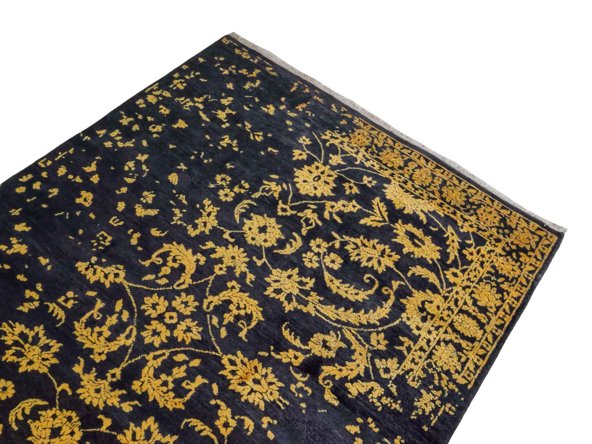 Handgeknüpfter Damask Orientteppich von Khademi aus Wolle mit Viskose, schwarz, gold. Modernes Vintage-Design. Von Hand geknüpft in Indien. Größe: 206x149cm. Teppichnummer: KB4-1625. Verkauf durch Jupiter Intl.