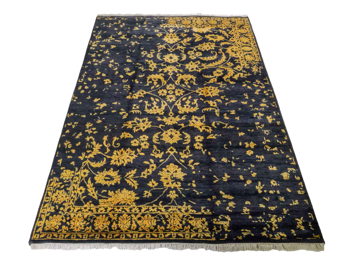 Handgeknüpfter Damask Orientteppich von Khademi aus Wolle mit Viskose, schwarz, gold. Modernes Vintage-Design. Von Hand geknüpft in Indien. Größe: 206x149cm. Teppichnummer: KB4-1625. Verkauf durch Jupiter Intl.