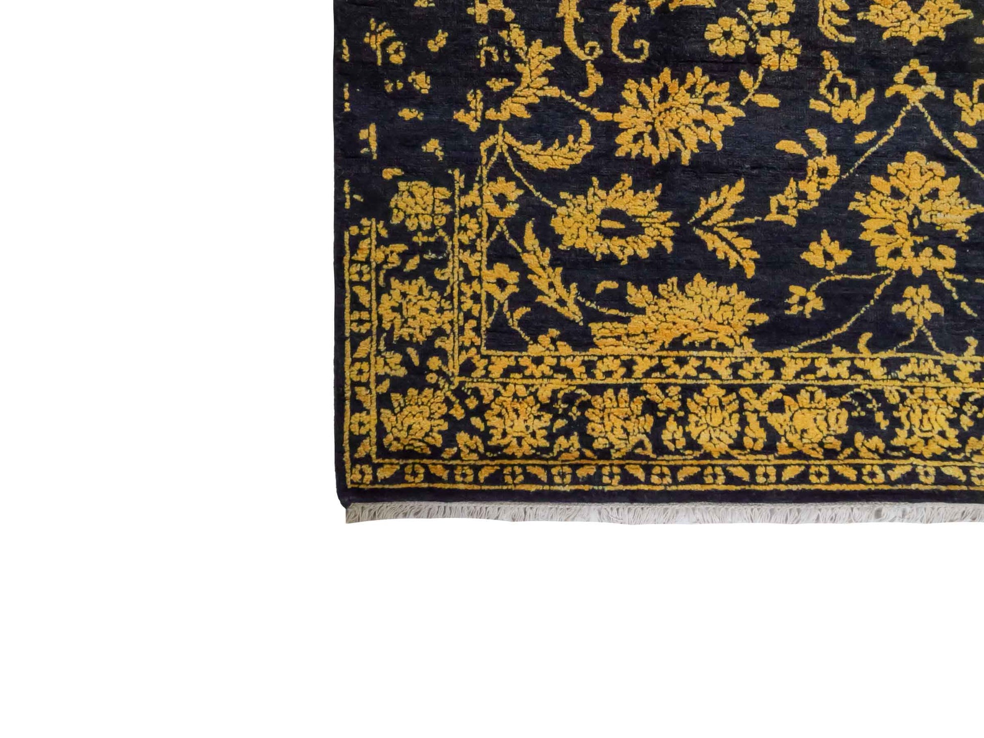 Handgeknüpfter Damask Orientteppich von Khademi aus Wolle mit Viskose, schwarz, gold. Modernes Vintage-Design. Von Hand geknüpft in Indien. Größe: 206x149cm. Teppichnummer: KB4-1625. Verkauf durch Jupiter Intl.