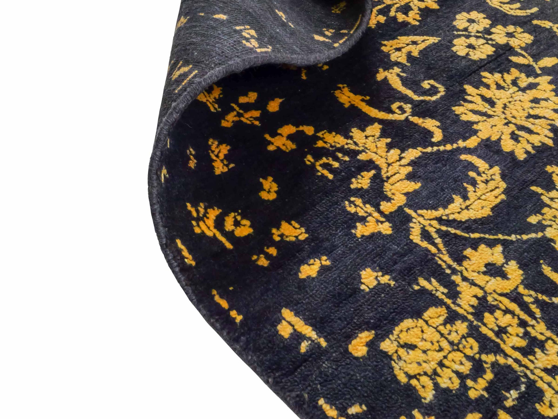 Handgeknüpfter Damask Orientteppich von Khademi aus Wolle mit Viskose, schwarz, gold. Modernes Vintage-Design. Von Hand geknüpft in Indien. Größe: 206x149cm. Teppichnummer: KB4-1625. Verkauf durch Jupiter Intl.