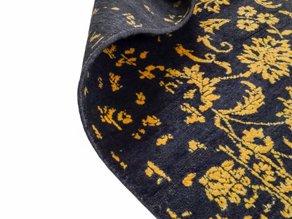 Handgeknüpfter Damask Orientteppich von Khademi aus Wolle mit Viskose, schwarz, gold. Modernes Vintage-Design. Von Hand geknüpft in Indien. Größe: 206x149cm. Teppichnummer: KB4-1625. Verkauf durch Jupiter Intl.