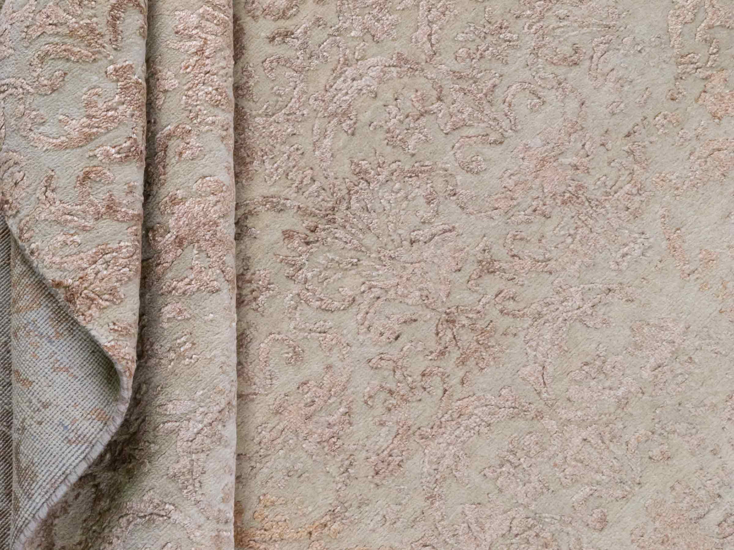 Handgeknüpfter Damask Orientteppich von Khademi aus Wolle mit Viskose, beige, gold, rosa. Modernes Vintage-Design. Von Hand geknüpft in Indien. Größe: 212x155cm. Teppichnummer: KB4-1700. Verkauf durch Jupiter Intl.