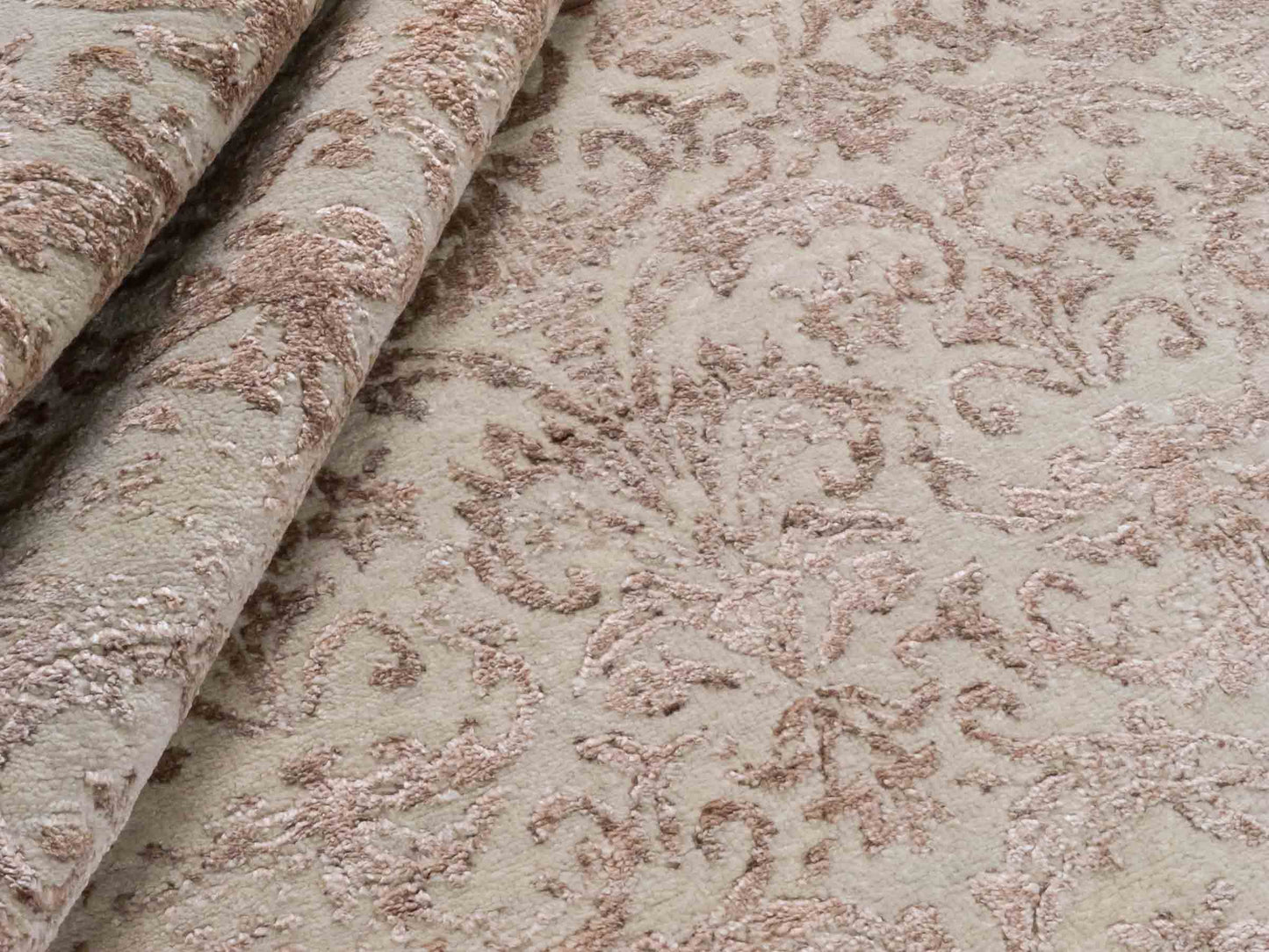 Handgeknüpfter Damask Orientteppich von Khademi aus Wolle mit Viskose, beige, gold, rosa. Modernes Vintage-Design. Von Hand geknüpft in Indien. Größe: 212x155cm. Teppichnummer: KB4-1700. Verkauf durch Jupiter Intl.