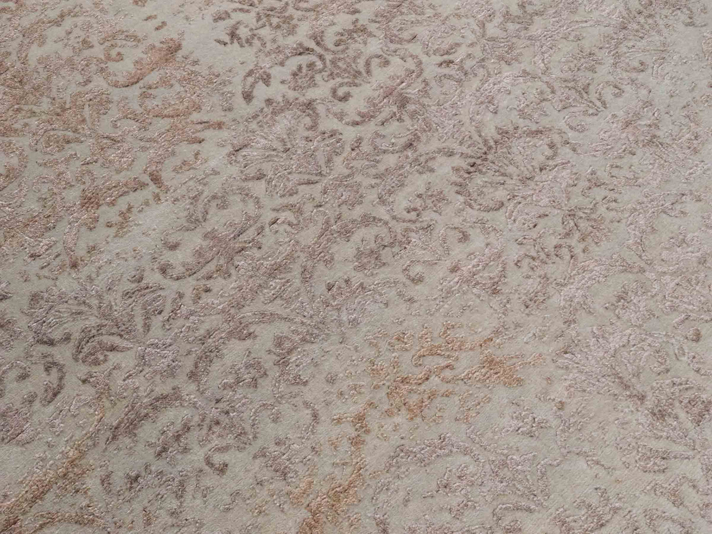 Handgeknüpfter Damask Orientteppich von Khademi aus Wolle mit Viskose, beige, gold, rosa. Modernes Vintage-Design. Von Hand geknüpft in Indien. Größe: 212x155cm. Teppichnummer: KB4-1700. Verkauf durch Jupiter Intl.