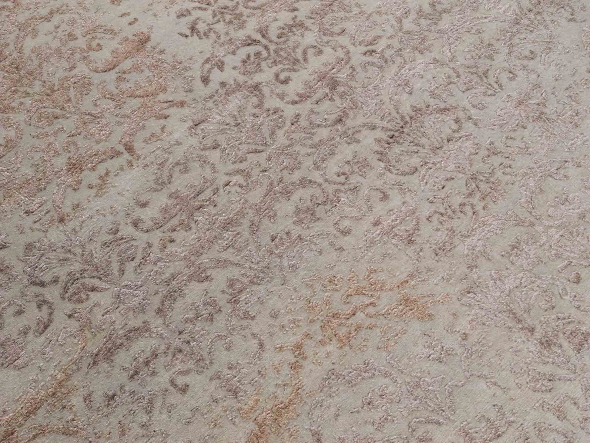 Handgeknüpfter Damask Orientteppich von Khademi aus Wolle mit Viskose, beige, gold, rosa. Modernes Vintage-Design. Von Hand geknüpft in Indien. Größe: 212x155cm. Teppichnummer: KB4-1700. Verkauf durch Jupiter Intl.
