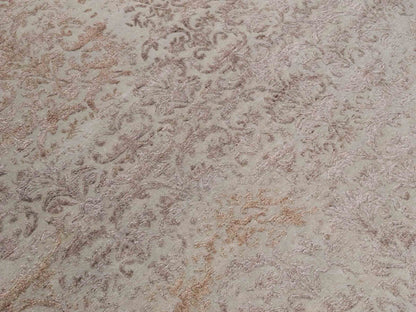 Handgeknüpfter Damask Orientteppich von Khademi aus Wolle mit Viskose, beige, gold, rosa. Modernes Vintage-Design. Von Hand geknüpft in Indien. Größe: 212x155cm. Teppichnummer: KB4-1700. Verkauf durch Jupiter Intl.