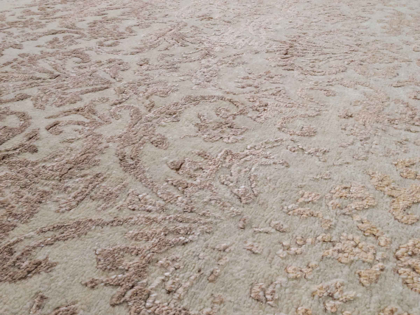 Handgeknüpfter Damask Orientteppich von Khademi aus Wolle mit Viskose, beige, gold, rosa. Modernes Vintage-Design. Von Hand geknüpft in Indien. Größe: 212x155cm. Teppichnummer: KB4-1700. Verkauf durch Jupiter Intl.