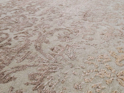 Handgeknüpfter Damask Orientteppich von Khademi aus Wolle mit Viskose, beige, gold, rosa. Modernes Vintage-Design. Von Hand geknüpft in Indien. Größe: 212x155cm. Teppichnummer: KB4-1700. Verkauf durch Jupiter Intl.