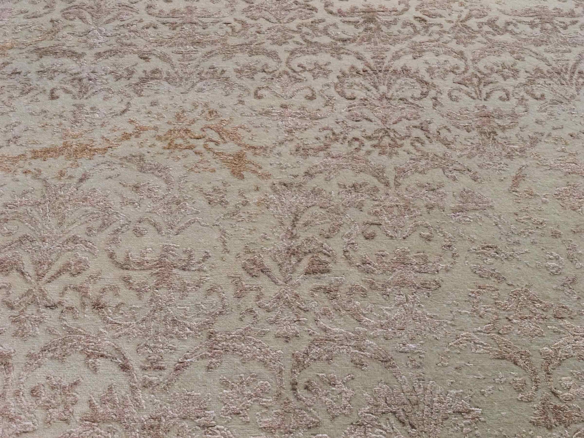 Handgeknüpfter Damask Orientteppich von Khademi aus Wolle mit Viskose, beige, gold, rosa. Modernes Vintage-Design. Von Hand geknüpft in Indien. Größe: 212x155cm. Teppichnummer: KB4-1700. Verkauf durch Jupiter Intl.