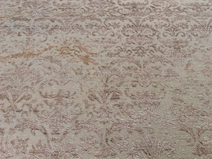 Handgeknüpfter Damask Orientteppich von Khademi aus Wolle mit Viskose, beige, gold, rosa. Modernes Vintage-Design. Von Hand geknüpft in Indien. Größe: 212x155cm. Teppichnummer: KB4-1700. Verkauf durch Jupiter Intl.