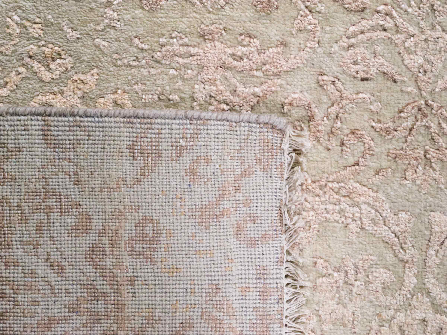 Handgeknüpfter Damask Orientteppich von Khademi aus Wolle mit Viskose, beige, gold, rosa. Modernes Vintage-Design. Von Hand geknüpft in Indien. Größe: 212x155cm. Teppichnummer: KB4-1700. Verkauf durch Jupiter Intl.