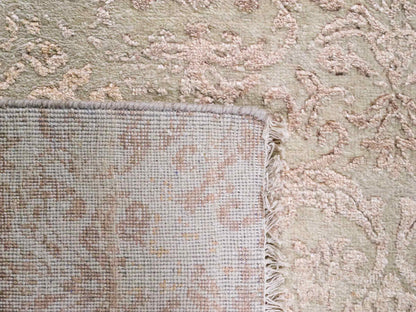 Handgeknüpfter Damask Orientteppich von Khademi aus Wolle mit Viskose, beige, gold, rosa. Modernes Vintage-Design. Von Hand geknüpft in Indien. Größe: 212x155cm. Teppichnummer: KB4-1700. Verkauf durch Jupiter Intl.