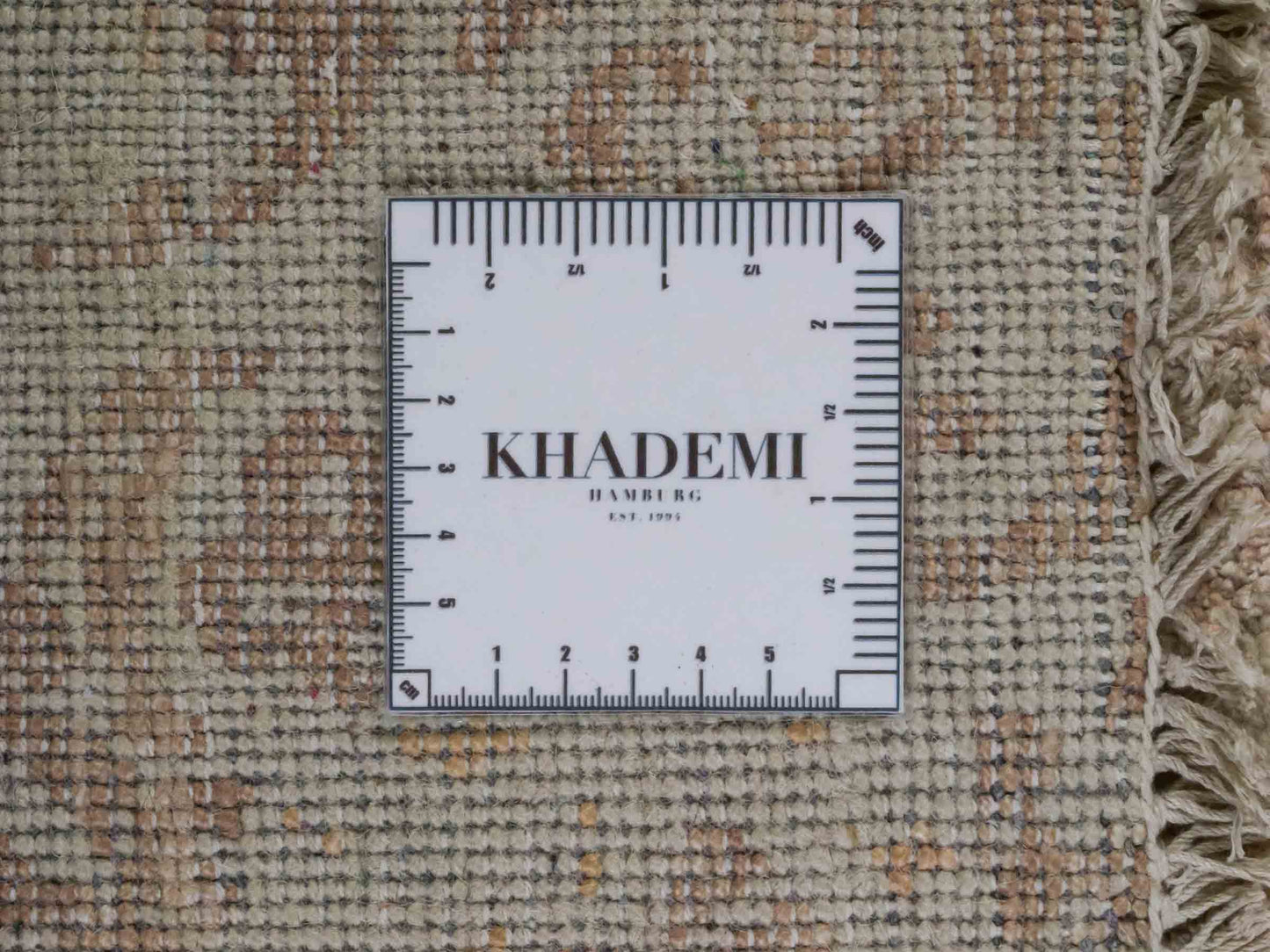 Handgeknüpfter Damask Orientteppich von Khademi aus Wolle mit Viskose, beige, gold, rosa. Modernes Vintage-Design. Von Hand geknüpft in Indien. Größe: 212x155cm. Teppichnummer: KB4-1700. Verkauf durch Jupiter Intl.