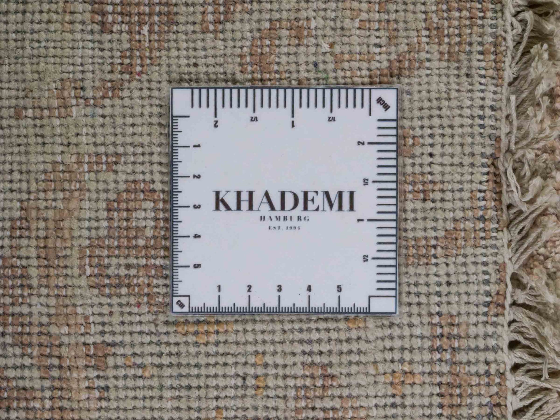 Handgeknüpfter Damask Orientteppich von Khademi aus Wolle mit Viskose, beige, gold, rosa. Modernes Vintage-Design. Von Hand geknüpft in Indien. Größe: 212x155cm. Teppichnummer: KB4-1700. Verkauf durch Jupiter Intl.