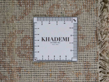 Handgeknüpfter Damask Orientteppich von Khademi aus Wolle mit Viskose, beige, gold, rosa. Modernes Vintage-Design. Von Hand geknüpft in Indien. Größe: 212x155cm. Teppichnummer: KB4-1700. Verkauf durch Jupiter Intl.