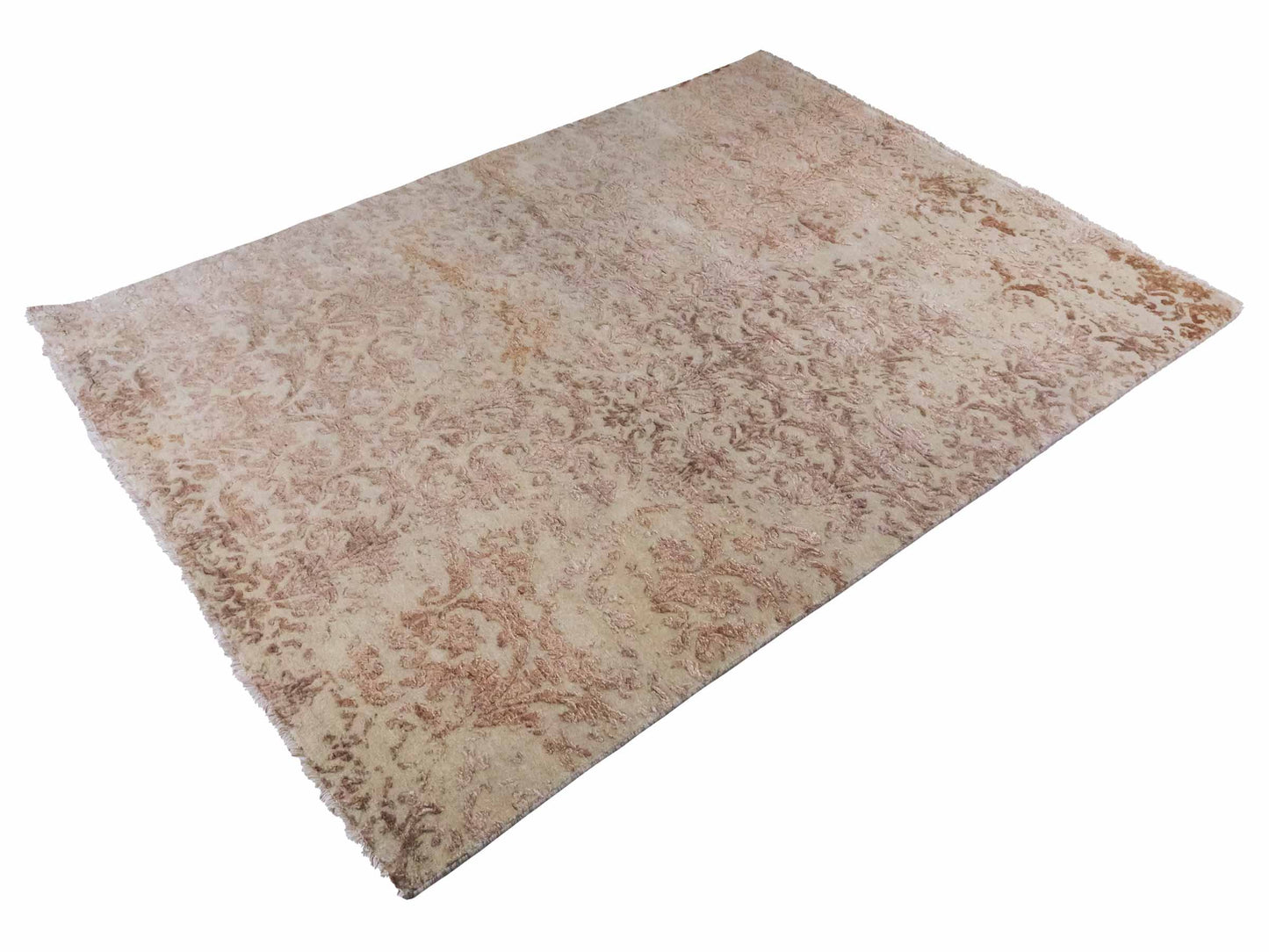 Handgeknüpfter Damask Orientteppich von Khademi aus Wolle mit Viskose, beige, gold, rosa. Modernes Vintage-Design. Von Hand geknüpft in Indien. Größe: 212x155cm. Teppichnummer: KB4-1700. Verkauf durch Jupiter Intl.