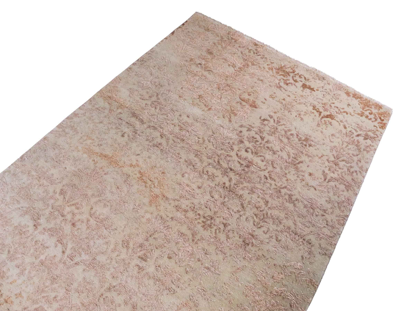 Handgeknüpfter Damask Orientteppich von Khademi aus Wolle mit Viskose, beige, gold, rosa. Modernes Vintage-Design. Von Hand geknüpft in Indien. Größe: 212x155cm. Teppichnummer: KB4-1700. Verkauf durch Jupiter Intl.