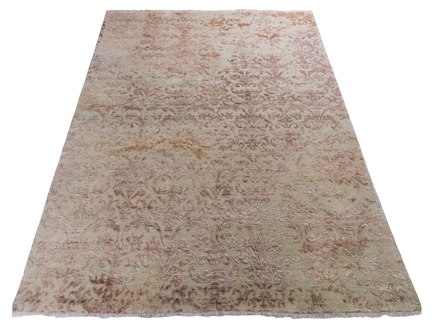 Handgeknüpfter Damask Orientteppich von Khademi aus Wolle mit Viskose, beige, gold, rosa. Modernes Vintage-Design. Von Hand geknüpft in Indien. Größe: 212x155cm. Teppichnummer: KB4-1700. Verkauf durch Jupiter Intl.