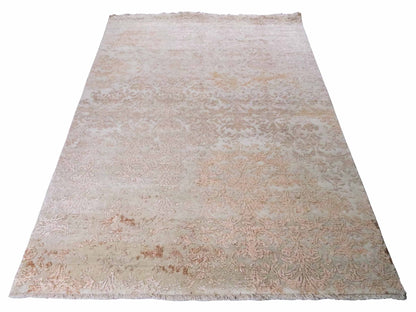 Handgeknüpfter Damask Orientteppich von Khademi aus Wolle mit Viskose, beige, gold, rosa. Modernes Vintage-Design. Von Hand geknüpft in Indien. Größe: 212x155cm. Teppichnummer: KB4-1700. Verkauf durch Jupiter Intl.