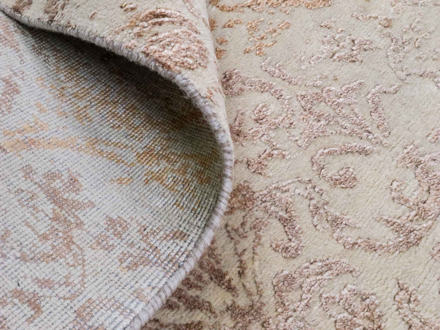 Handgeknüpfter Damask Orientteppich von Khademi aus Wolle mit Viskose, beige, gold, rosa. Modernes Vintage-Design. Von Hand geknüpft in Indien. Größe: 212x155cm. Teppichnummer: KB4-1700. Verkauf durch Jupiter Intl.