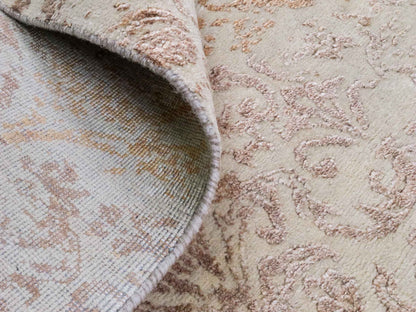 Handgeknüpfter Damask Orientteppich von Khademi aus Wolle mit Viskose, beige, gold, rosa. Modernes Vintage-Design. Von Hand geknüpft in Indien. Größe: 212x155cm. Teppichnummer: KB4-1700. Verkauf durch Jupiter Intl.