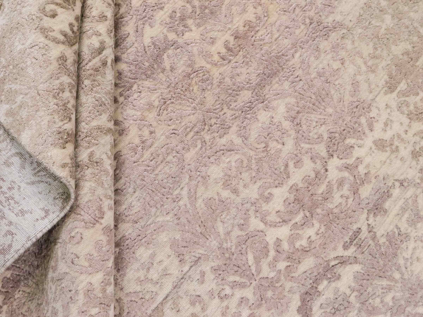 Handgeknüpfter Damask Orientteppich von Khademi aus Wolle mit Viskose, beige, rosa. Modernes Vintage-Design. Von Hand geknüpft in Indien. Größe: 240x171cm. Teppichnummer: KB4-1697. Verkauf durch Jupiter Intl.