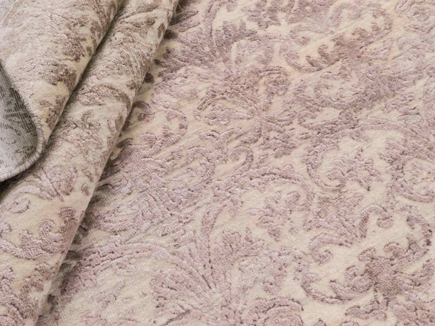 Handgeknüpfter Damask Orientteppich von Khademi aus Wolle mit Viskose, beige, rosa. Modernes Vintage-Design. Von Hand geknüpft in Indien. Größe: 240x171cm. Teppichnummer: KB4-1697. Verkauf durch Jupiter Intl.