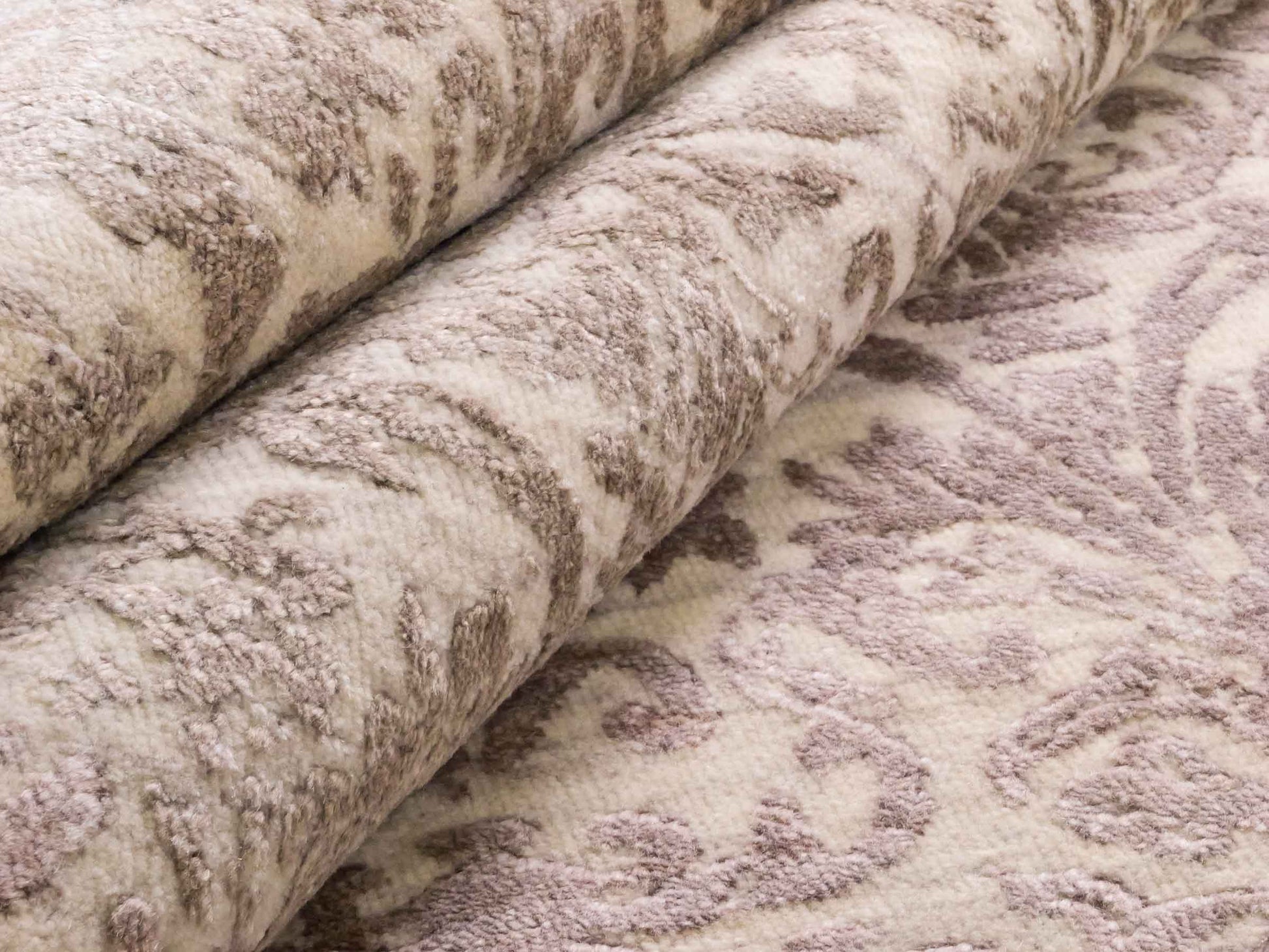 Handgeknüpfter Damask Orientteppich von Khademi aus Wolle mit Viskose, beige, rosa. Modernes Vintage-Design. Von Hand geknüpft in Indien. Größe: 240x171cm. Teppichnummer: KB4-1697. Verkauf durch Jupiter Intl.