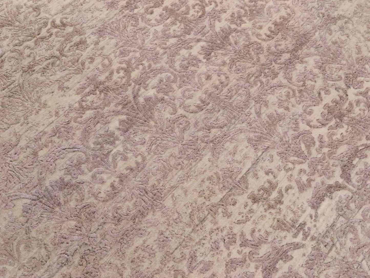 Handgeknüpfter Damask Orientteppich von Khademi aus Wolle mit Viskose, beige, rosa. Modernes Vintage-Design. Von Hand geknüpft in Indien. Größe: 240x171cm. Teppichnummer: KB4-1697. Verkauf durch Jupiter Intl.