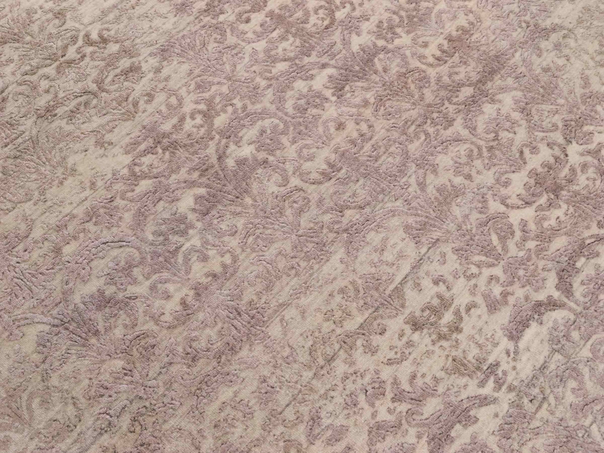Handgeknüpfter Damask Orientteppich von Khademi aus Wolle mit Viskose, beige, rosa. Modernes Vintage-Design. Von Hand geknüpft in Indien. Größe: 240x171cm. Teppichnummer: KB4-1697. Verkauf durch Jupiter Intl.