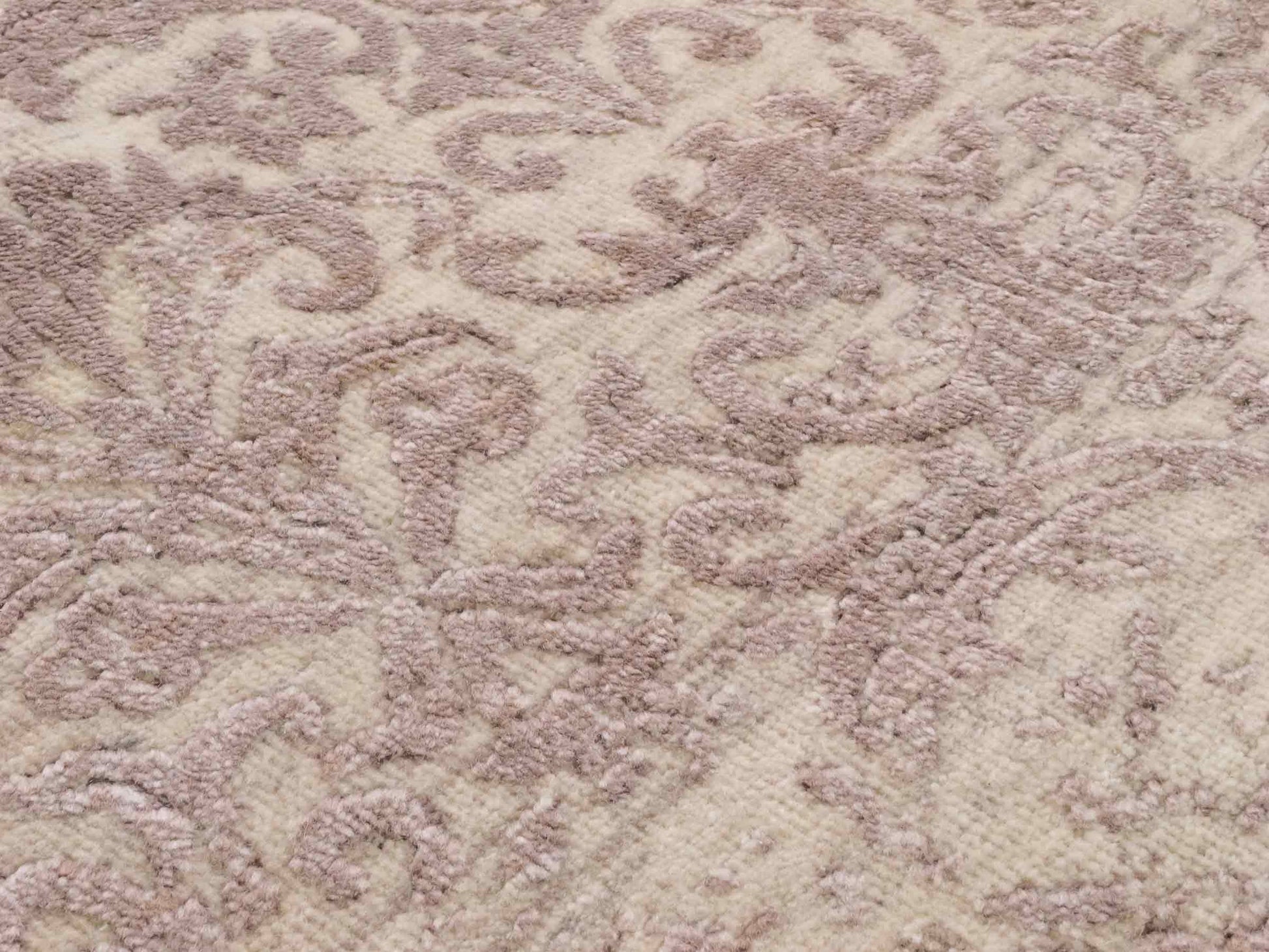 Handgeknüpfter Damask Orientteppich von Khademi aus Wolle mit Viskose, beige, rosa. Modernes Vintage-Design. Von Hand geknüpft in Indien. Größe: 240x171cm. Teppichnummer: KB4-1697. Verkauf durch Jupiter Intl.