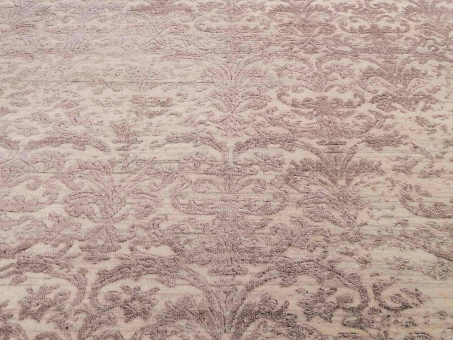 Handgeknüpfter Damask Orientteppich von Khademi aus Wolle mit Viskose, beige, rosa. Modernes Vintage-Design. Von Hand geknüpft in Indien. Größe: 240x171cm. Teppichnummer: KB4-1697. Verkauf durch Jupiter Intl.