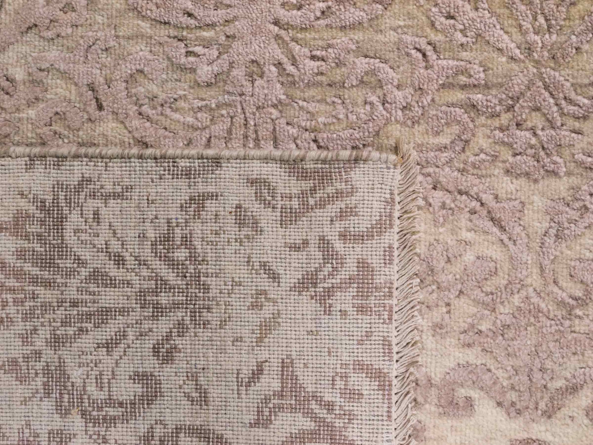 Handgeknüpfter Damask Orientteppich von Khademi aus Wolle mit Viskose, beige, rosa. Modernes Vintage-Design. Von Hand geknüpft in Indien. Größe: 240x171cm. Teppichnummer: KB4-1697. Verkauf durch Jupiter Intl.