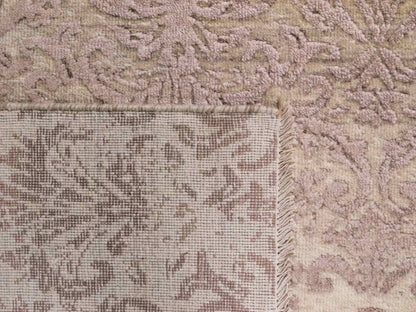 Handgeknüpfter Damask Orientteppich von Khademi aus Wolle mit Viskose, beige, rosa. Modernes Vintage-Design. Von Hand geknüpft in Indien. Größe: 240x171cm. Teppichnummer: KB4-1697. Verkauf durch Jupiter Intl.