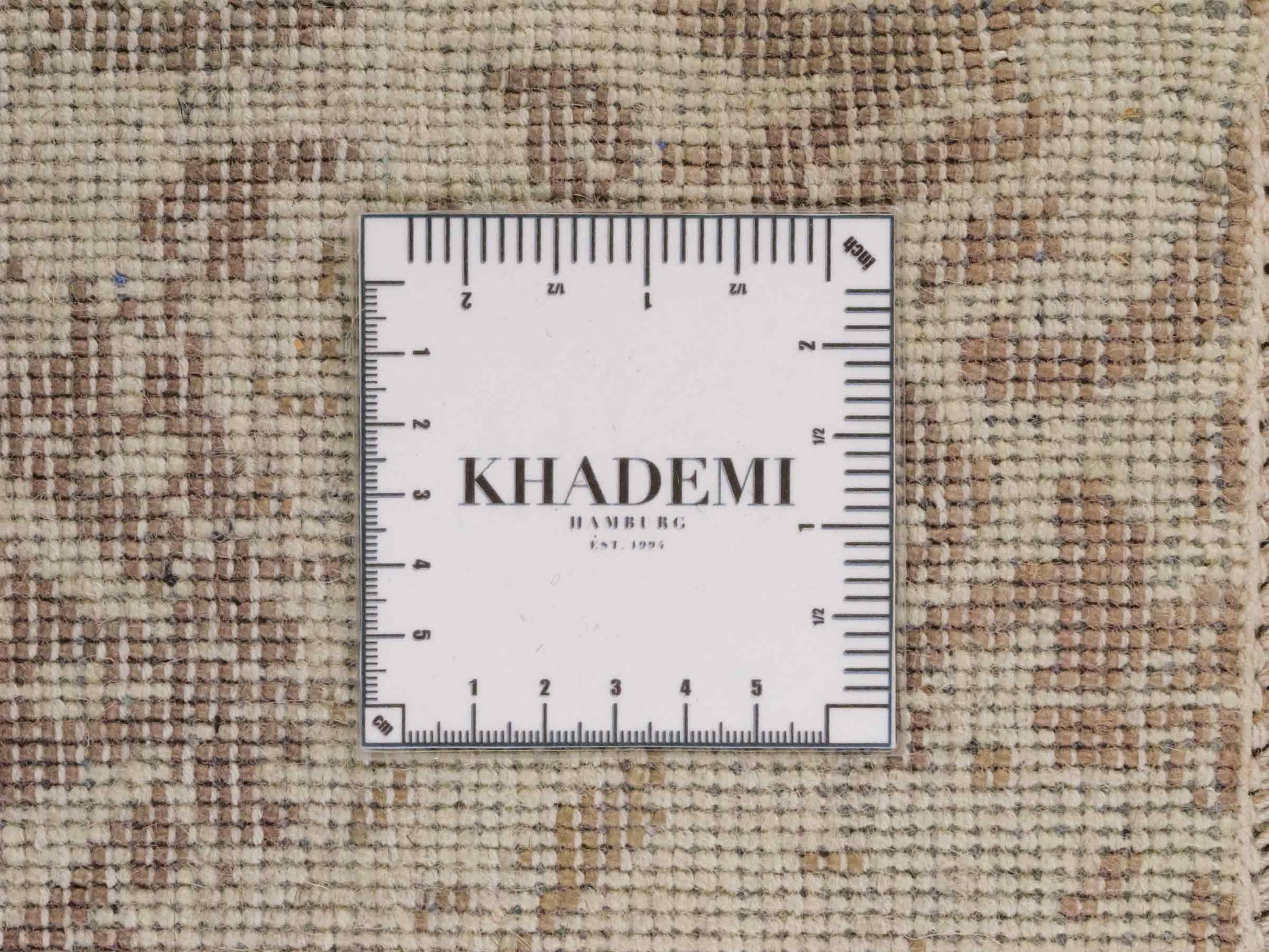 Handgeknüpfter Damask Orientteppich von Khademi aus Wolle mit Viskose, beige, rosa. Modernes Vintage-Design. Von Hand geknüpft in Indien. Größe: 240x171cm. Teppichnummer: KB4-1697. Verkauf durch Jupiter Intl.