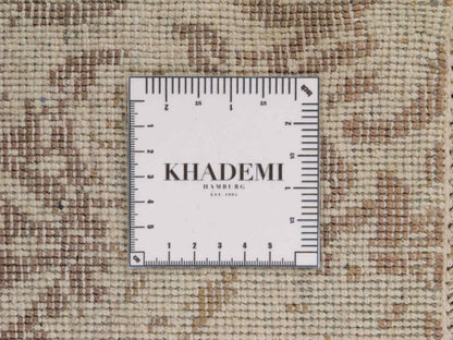 Handgeknüpfter Damask Orientteppich von Khademi aus Wolle mit Viskose, beige, rosa. Modernes Vintage-Design. Von Hand geknüpft in Indien. Größe: 240x171cm. Teppichnummer: KB4-1697. Verkauf durch Jupiter Intl.