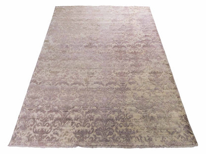 Handgeknüpfter Damask Orientteppich von Khademi aus Wolle mit Viskose, beige, rosa. Modernes Vintage-Design. Von Hand geknüpft in Indien. Größe: 240x171cm. Teppichnummer: KB4-1697. Verkauf durch Jupiter Intl.