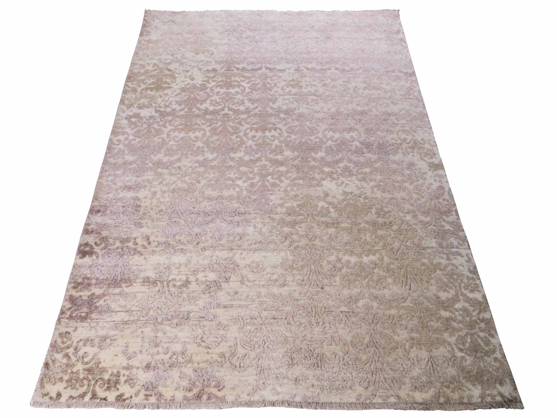 Handgeknüpfter Damask Orientteppich von Khademi aus Wolle mit Viskose, beige, rosa. Modernes Vintage-Design. Von Hand geknüpft in Indien. Größe: 240x171cm. Teppichnummer: KB4-1697. Verkauf durch Jupiter Intl.