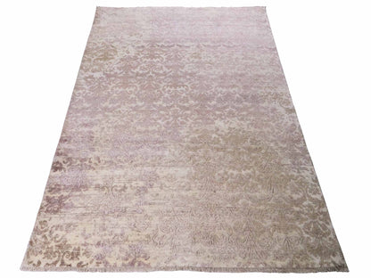 Handgeknüpfter Damask Orientteppich von Khademi aus Wolle mit Viskose, beige, rosa. Modernes Vintage-Design. Von Hand geknüpft in Indien. Größe: 240x171cm. Teppichnummer: KB4-1697. Verkauf durch Jupiter Intl.