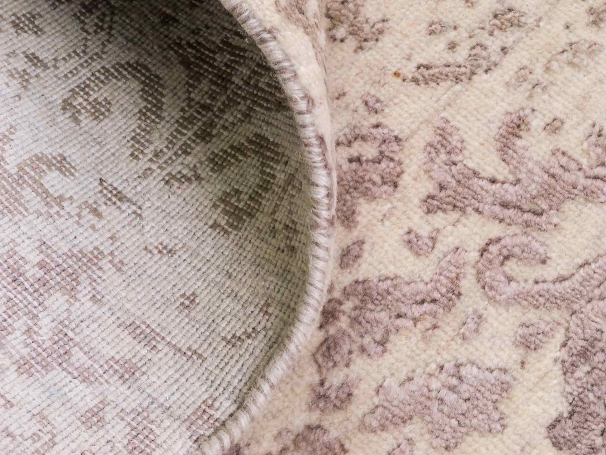 Handgeknüpfter Damask Orientteppich von Khademi aus Wolle mit Viskose, beige, rosa. Modernes Vintage-Design. Von Hand geknüpft in Indien. Größe: 240x171cm. Teppichnummer: KB4-1697. Verkauf durch Jupiter Intl.