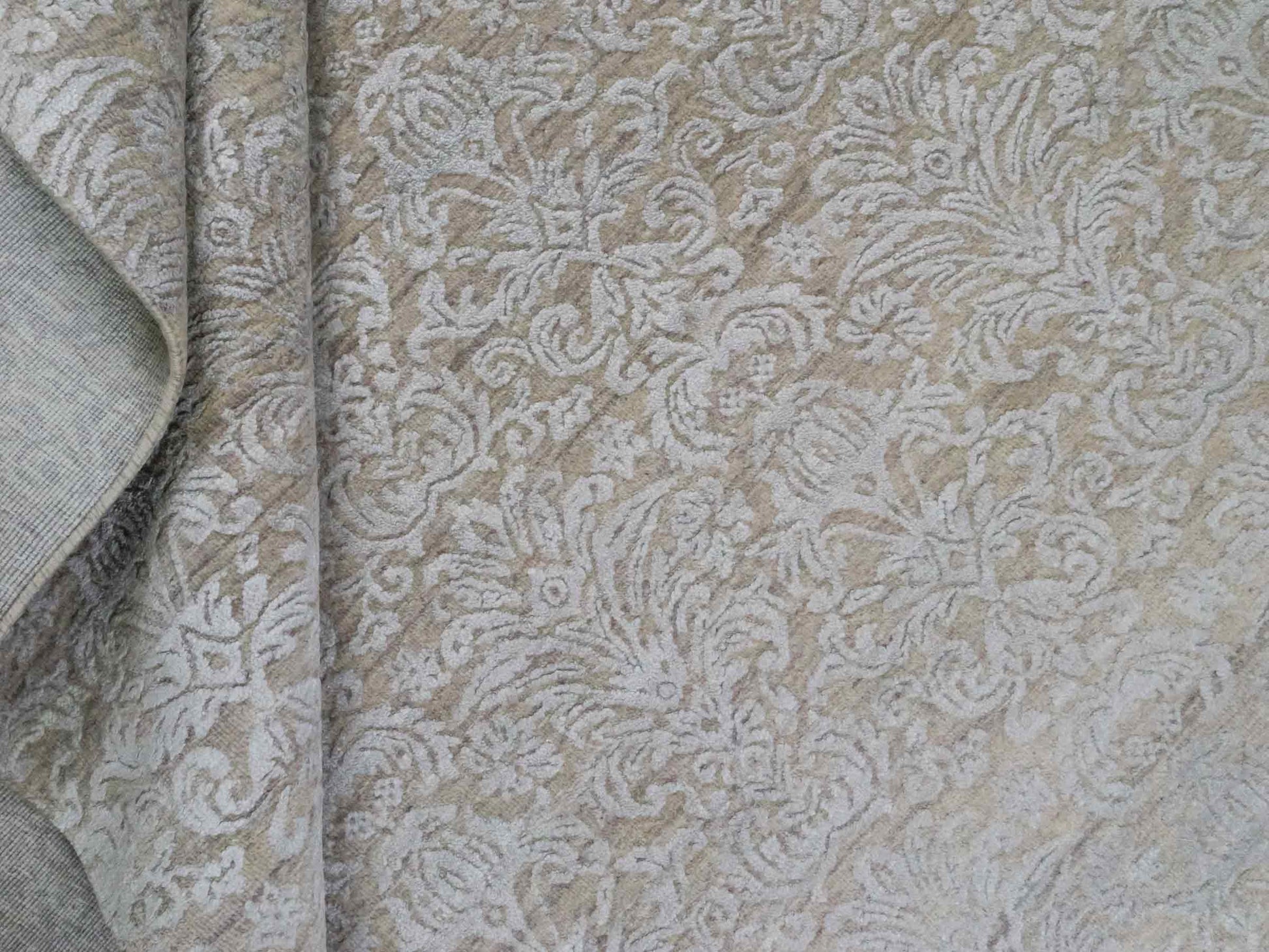 Handgeknüpfter Damask Orientteppich von Khademi aus Wolle mit Viskose, beige, grau, greige. Modernes Vintage-Design. Von Hand geknüpft in Indien. Größe: 242x170cm. Teppichnummer: KB4-1696. Verkauf durch Jupiter Intl.